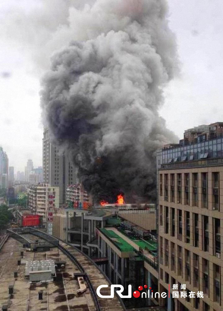 南京一广场楼顶切割机起火 二百平米隔音棚被