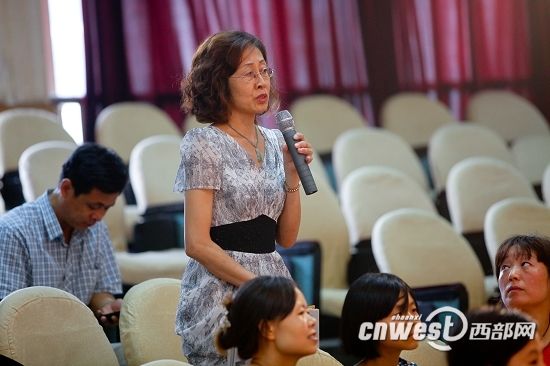 家长哭诉孩子中考 被报名 西安教育局现场解决