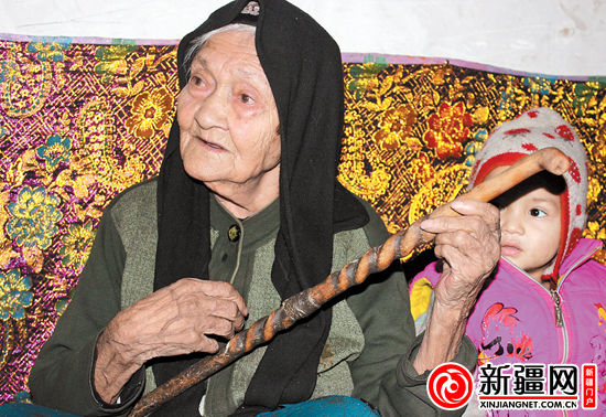 新疆一长寿老人唱情歌一百年