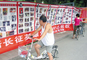 　　刘光建制作的学雷锋展板受市民欢迎