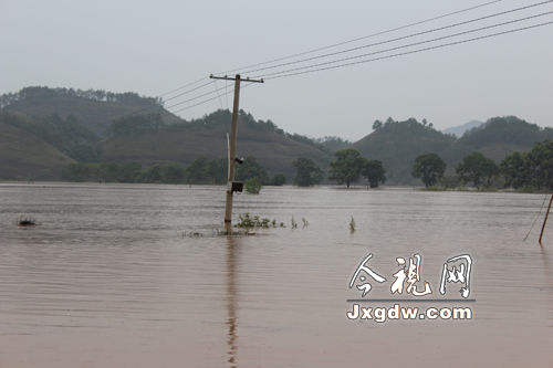 兴国龙口镇受苏力影响 大量房屋被淹6人被困