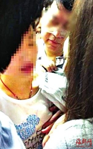 上海地铁一色狼 用报纸遮手狂摸女子胸部