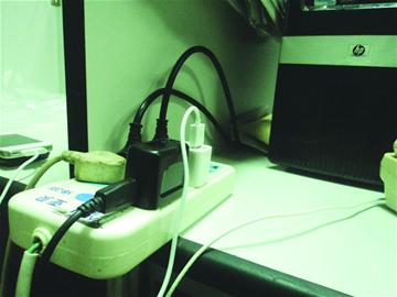 7成人边打电话边充电 充电器故障或能致触电