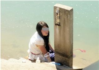 少女醉酒脚镣边闹自杀怕沉不下还绑水库石头女生戴图片
