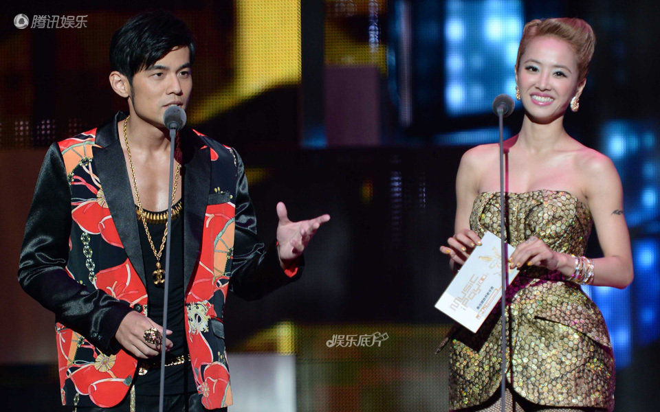 周杰伦蔡依林同台冷面 明星冤家合影太尴尬