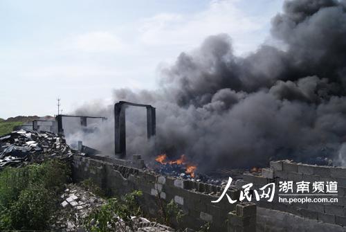 长沙高铁站附近仓库火灾续:大火仍在燃烧 暂无