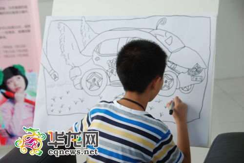 在汽博中心分赛区,小气功选手宇画的未来汽车,自带清除尾童星,很是瑞虎3v气功钥匙怎么换电池图片