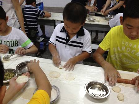 华裔青少年温州学习包饺子 触摸中华饮食文化