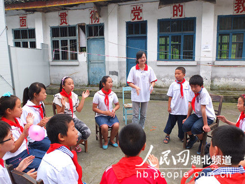 武汉一高校学生赴雅安芦山为小学生提供心理辅