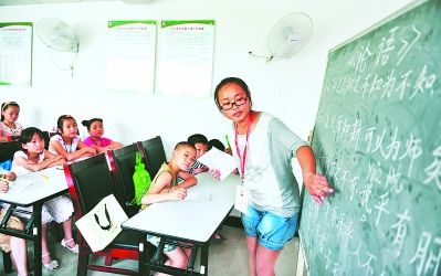 大学生志愿者关爱困难儿童(图)