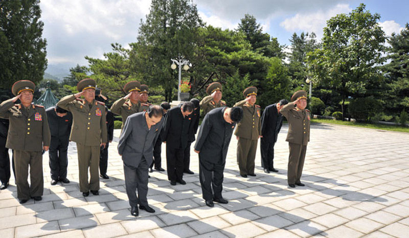 金正恩参拜志愿军烈士陵园 向毛岸英墓献花圈