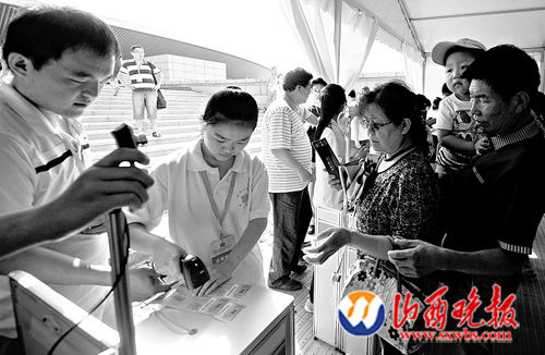 志愿者:付出汗水收获快乐(图)_资讯频道_凤凰网