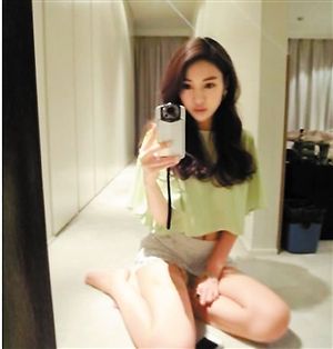 郭美美齐臀美女玩短裙自拍电玩展图片