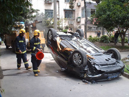 女子驾驶现代汽车撞倒大树翻车 汽油泄漏消防