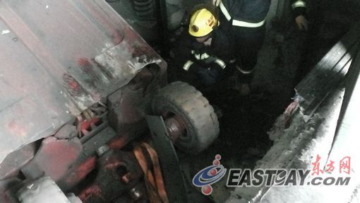 上港集团铲车坠落电梯井 司机当场不治身亡(图