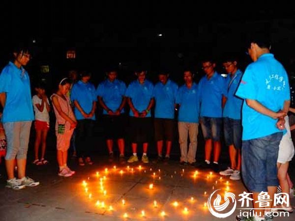 山东大学生自发组织为甘肃定西地震祈福活动