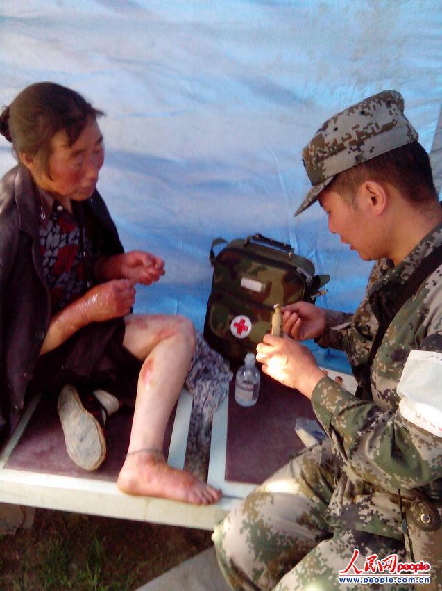 陆军第21集团军千余人进村入户展开生命救援