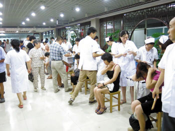 入伏第一天 近万市民贴“伏贴”_资讯频道_凤凰网