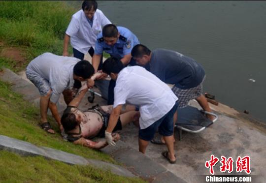 7月23日,四川泸州市居民张先生在河边钓鱼时甩竿触及高压线,晕倒后摔