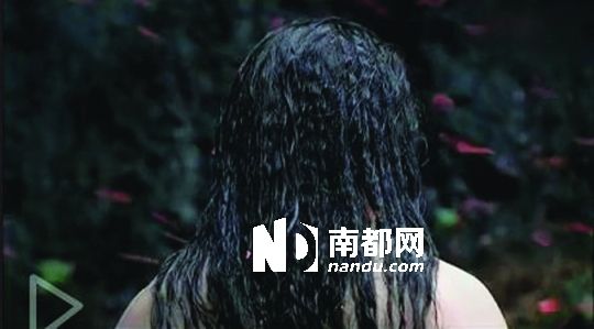 女汉子偷看男妹子 还约对方一起泡澡