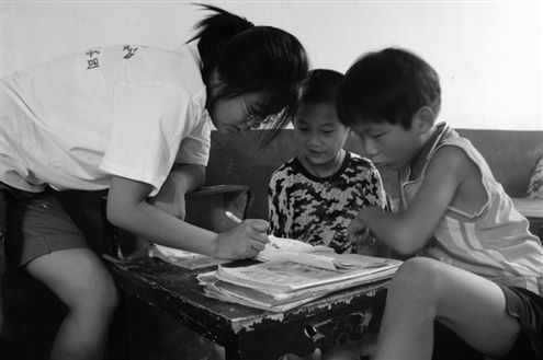 爱心义工下乡开课看孩子