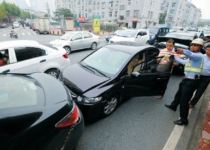车祸现场交警太忙,授意记者