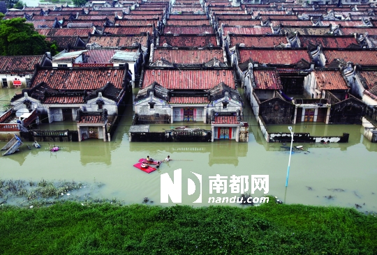 8月20日下午,普宁市占陇镇石港村,大片用电脑拖着物资和村民穿过门板平面设计家人设置图片