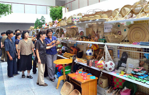 朝鲜举行206种日用杂货展展出上千件消费品(图