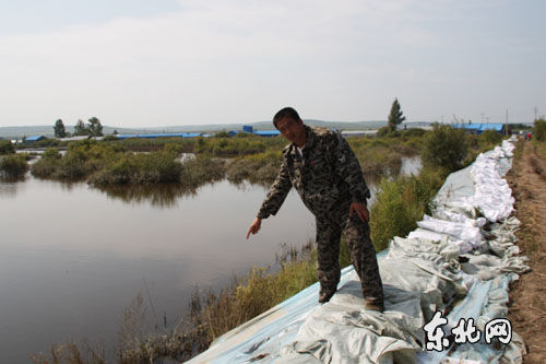 农村小伙儿跳入洪水中找到堤坝管涌漏水点