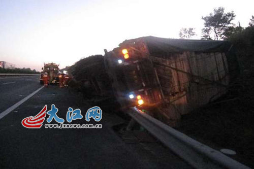 大广高速广东往信丰方向 一货车发生侧翻撞上