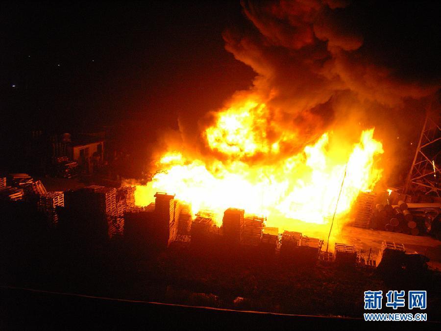 天津津港高速西青段附近发生火灾