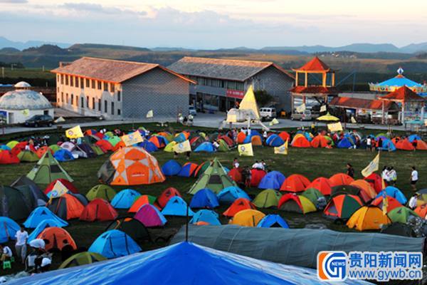 龙里举行羊场镇孔雀寨举行布依情歌节活动