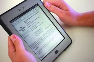 　　要利用亚马逊旗下电子阅读器Kindle来进行报纸的阅读，并不一定要收购，以合作的形式也可，所以外界看贝索斯收购华盛顿邮报的行为有些“公益”的性质。