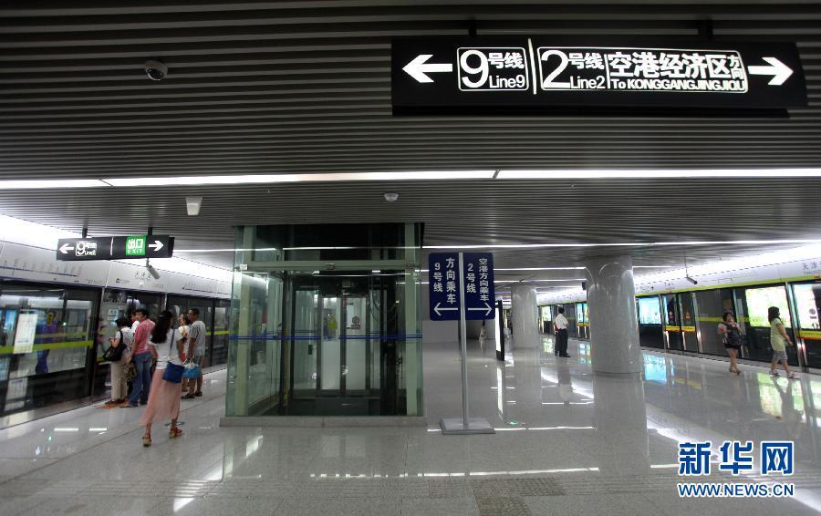 乘客在地铁2号线与9号线换乘处天津站准备