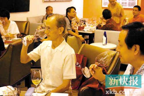 杯,将杯子倾斜45度,看一下酒的颜色、通透性。