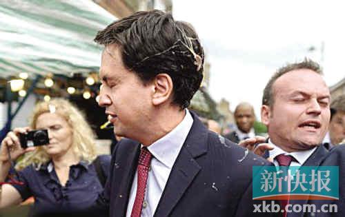 市场现场演讲,工党领袖又被扔鸡蛋