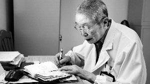 　　90岁高龄的周永昌仍要每周出诊4天。
