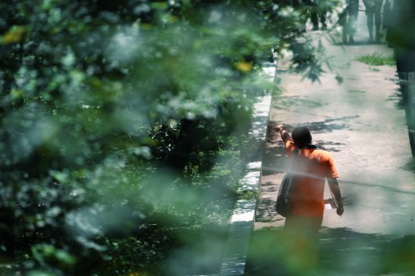 高考“报喜官”:贵阳邮政速递员罗全的一天(组图)_资讯频道_凤凰网