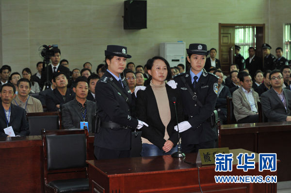 "房姐"龚爱爱以伪造,买卖国家机关证件罪受审