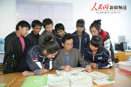 山东学生陈东辅导教师.在家学习初中生图片
