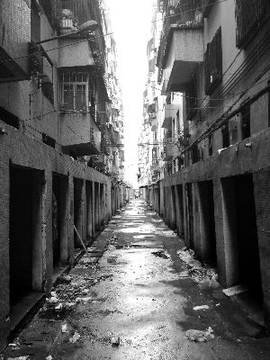 东莞吸毒一条街现无名女尸 多处针孔四肢腐烂