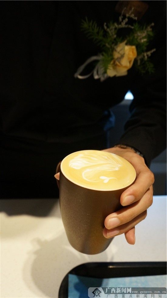 广西麦咖啡迎来一周年 咖啡师现场拉花献礼