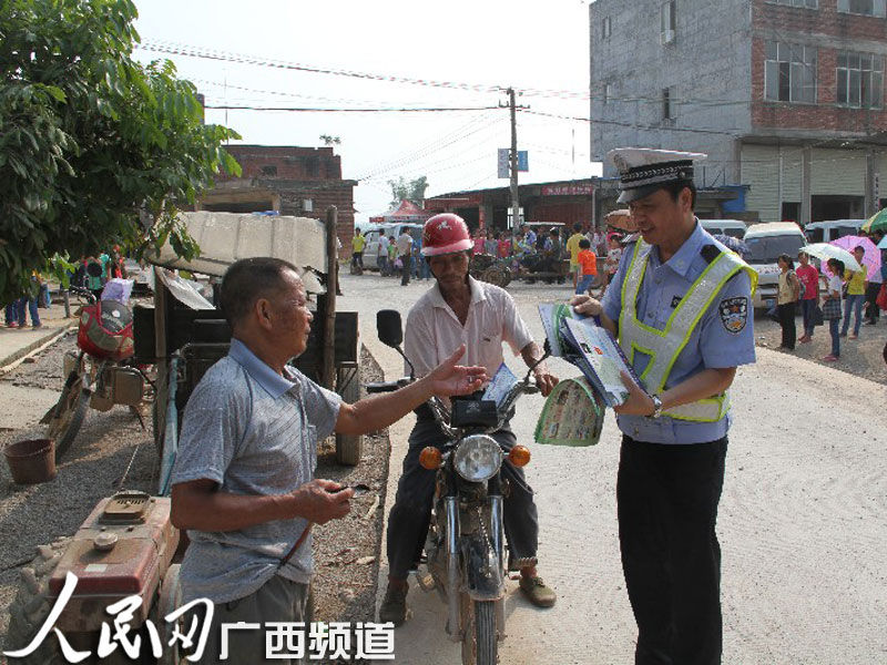 桂平交警加强中秋节期间学校周边道路安全