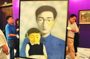 　　香港苏富比秋拍预展昨在沪举行，图为工作人员正在搬运张晓刚作品《血　　缘——大家庭12号》。早报记者 高剑平 图