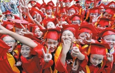 B0名小科学家收获自种的水疆