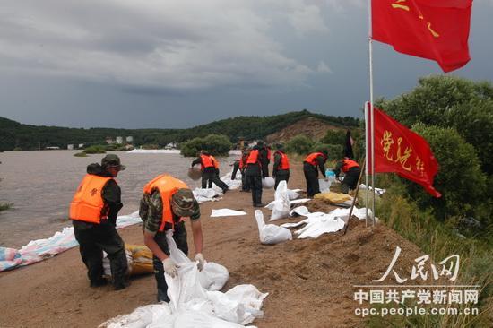黑龙江抚远各级党组织和党员干部在抗洪抢险中