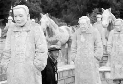 中国远征军雕塑群在云南落成