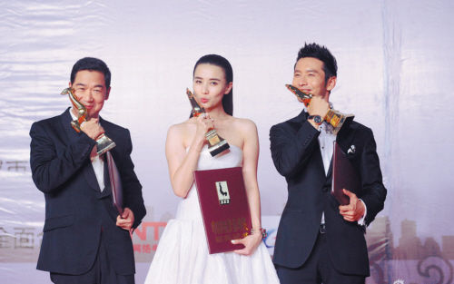 赵薇金鸡奖后台“调戏”老公 “强吻”经纬镜头被剪