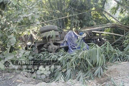 靖西:货车侧翻驾驶员被困 消防驱车50公里救援