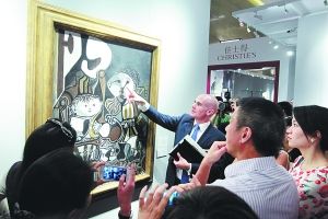 　　昨日，现场工作人员向观众介绍毕加索作品《克洛德和帕洛玛》。佳士得中国内地首拍预展在上海静安香格里拉酒店举行。早报记者 高剑平 图